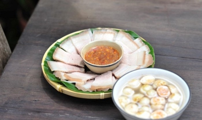 Thịt heo luộc thái lát mỏng, món ăn đơn giản kết hợp cùng mắm nêm đậm đà, phù hợp cho sinh viên