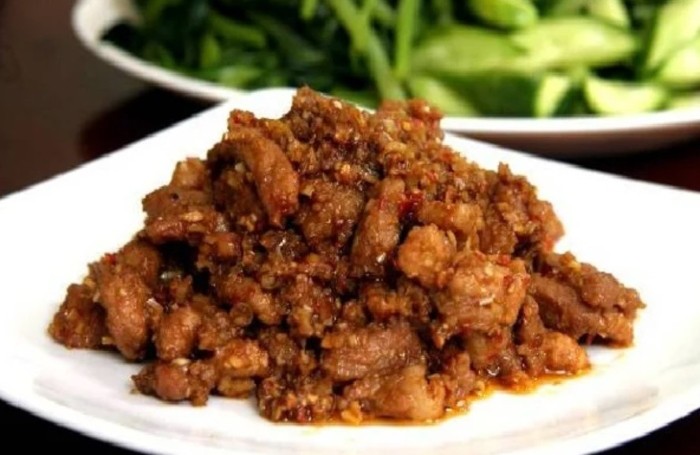 Thịt ba chỉ xào mắm ruốc đậm đà, món ăn kích thích vị giác và phù hợp với túi tiền sinh viên