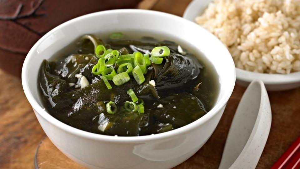 Canh rong biển thịt bò kiểu Hàn Quốc, một trong các món canh đơn giản, bổ dưỡng
