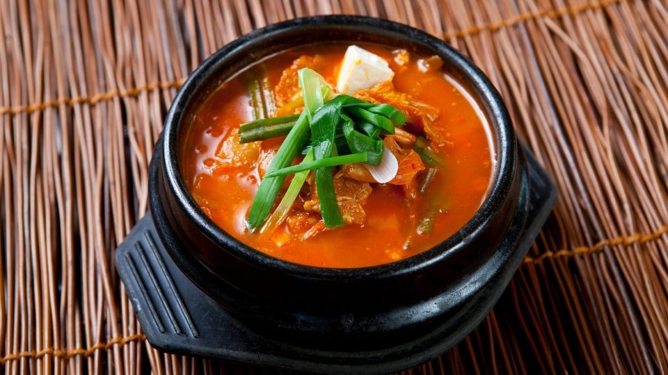 Canh kim chi cay nồng, đậm đà, một trong các món canh đơn giản mang phong cách Hàn Quốc
