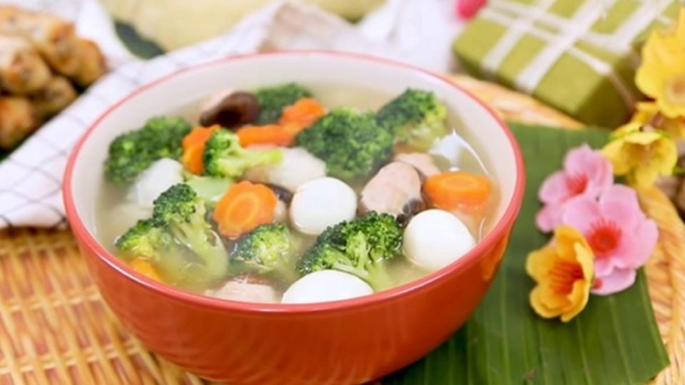 Canh mọc ngũ sắc đẹp mắt, bổ dưỡng, một trong các món canh đơn giản được yêu thích