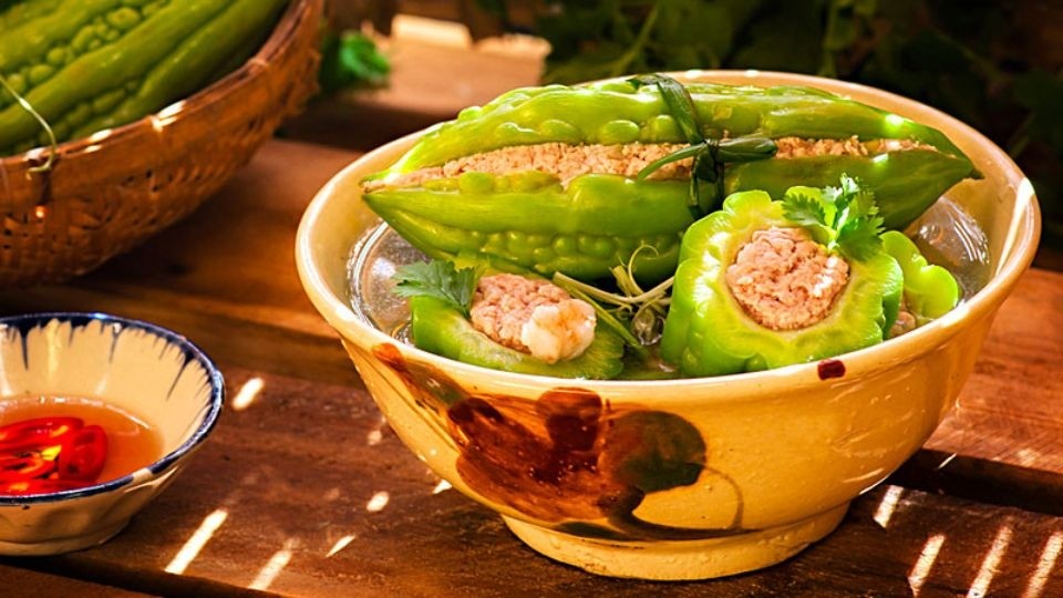 Canh khổ qua nhồi thịt đậm đà, một trong các món canh đơn giản giúp giải nhiệt hiệu quả