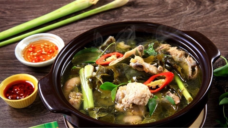 Canh gà lá giang chua thanh, giải nhiệt, một trong các món canh đơn giản được ưa chuộng