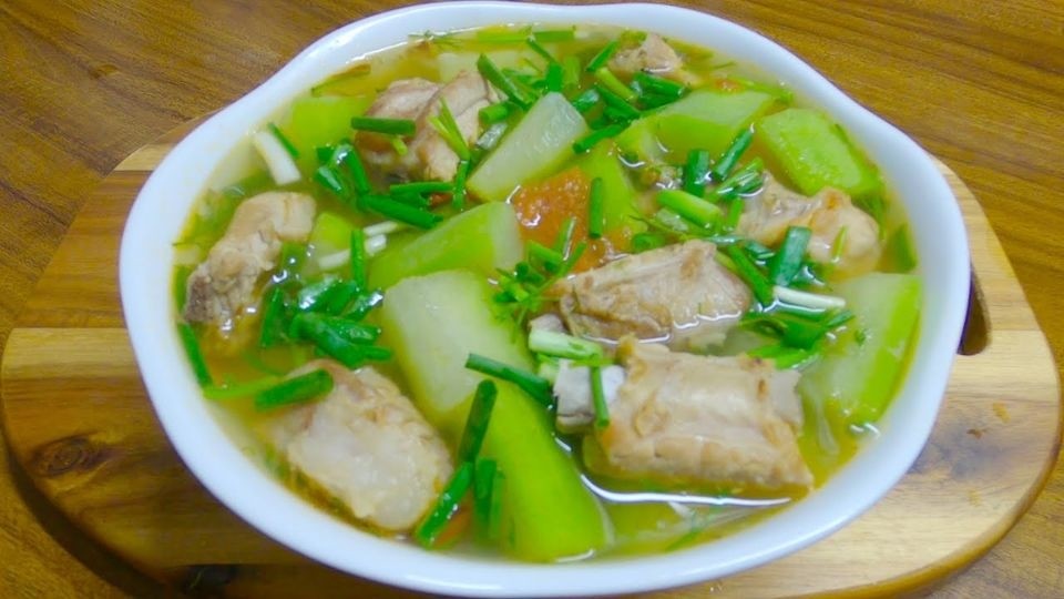 Canh bí đao nấu xương ngọt thanh, bổ dưỡng, một trong các món canh đơn giản cho gia đình