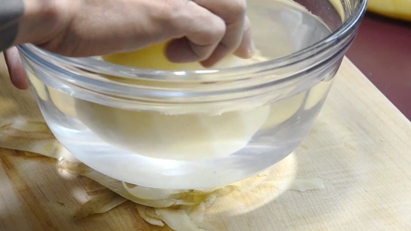 Ngâm khoai tây đã gọt vỏ vào nước lạnh để tránh bị thâm đen khi nấu canh