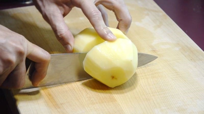 Bổ ngang khoai tây thành các phần đều nhau để dễ dàng cắt khối vuông