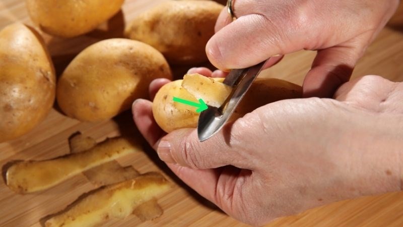 Kỹ thuật bào vỏ khoai tây gọn gàng, không bỏ phí, cho món canh khoai tây