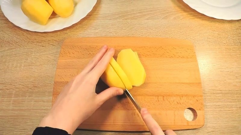 Cắt khoai tây thành các miếng dọc để dễ dàng thái sợi, nấu canh