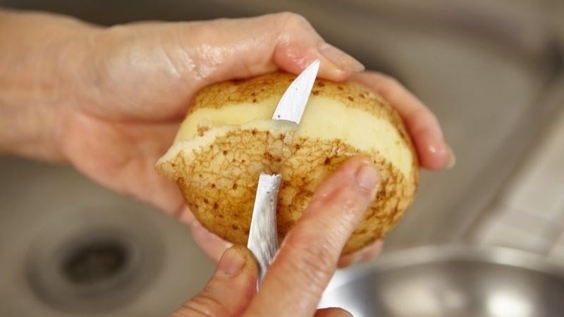 Kỹ thuật gọt vỏ khoai tây bằng dao sắc bén một cách chuyên nghiệp