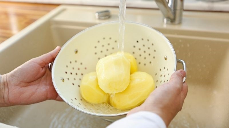 Rửa sạch khoai tây nhiều lần để đảm bảo vệ sinh, không còn nhựa trước khi nấu canh