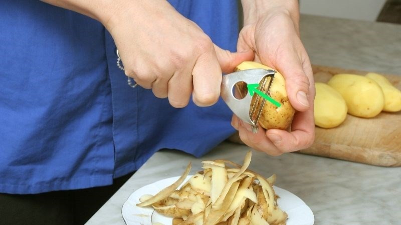 Bào vỏ khoai tây nhanh chóng bằng dao bào đa năng để nấu canh