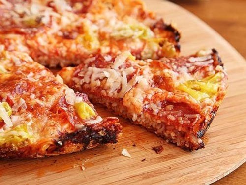 Pizza làm từ mì tôm với phô mai và sốt
