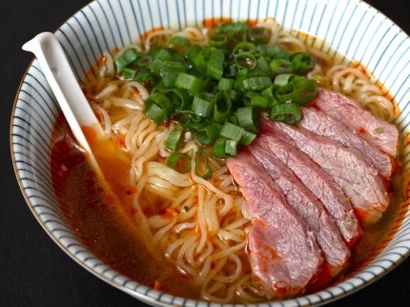 Mì tôm ăn kèm thịt hun khói và bắp cải