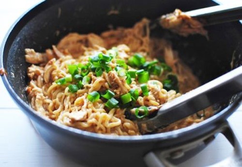 Mì tôm với bơ đậu phộng và hành lá
