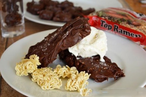 Mì tôm bóp vụn rắc bột gia vị và chocolate