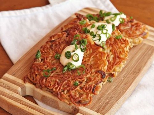 Mì tôm được tạo hình như bánh