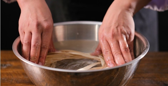 Lạt tre mềm dẻo và lá chuối xanh tươi đã sơ chế để gói bánh tét