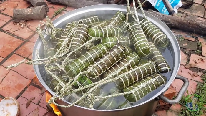 Nồi bánh tét lớn đang được luộc chín trong nước sôi, đảm bảo bánh dẻo thơm