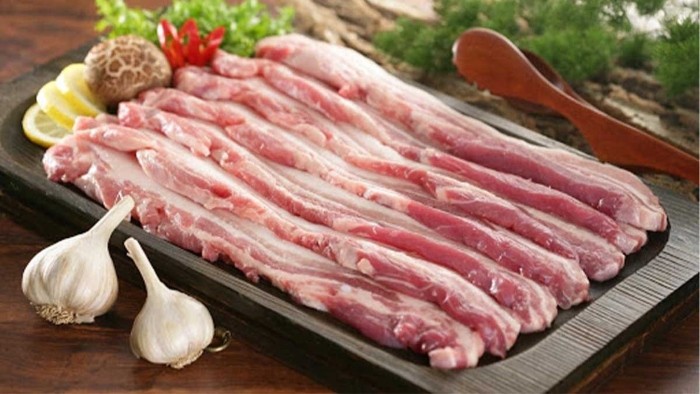 Thịt ba chỉ tươi ngon được chọn kỹ lưỡng để làm nhân bánh tét đậm đà