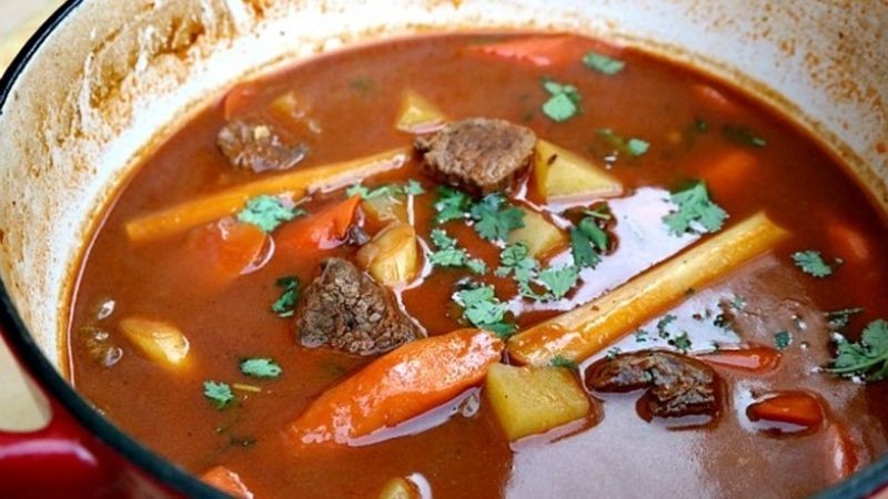 Quá trình sơ chế và ướp thịt bò với gia vị kho, chuẩn bị cho món kho thơm lừng
