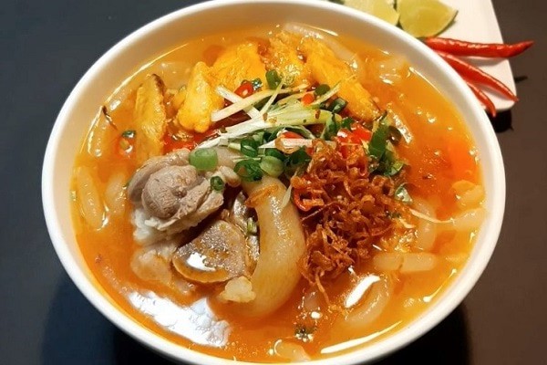 Bánh canh cua giò heo thơm ngon với chân giò hầm mềm, nước dùng đậm đà, hấp dẫn.