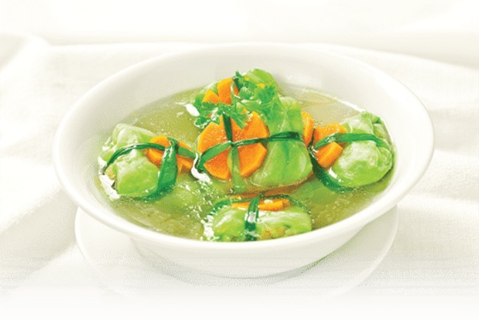 Hình ảnh một tô canh bắp cải cuốn thịt