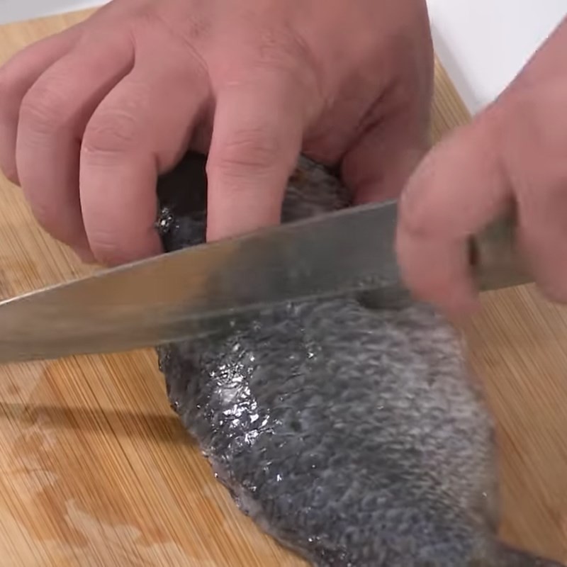 Sơ chế cá rô sạch sẽ để nấu canh bông súng