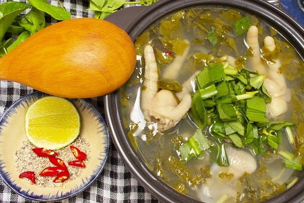 Món canh chua gà lá giang ngon biến tấu từ chân gà