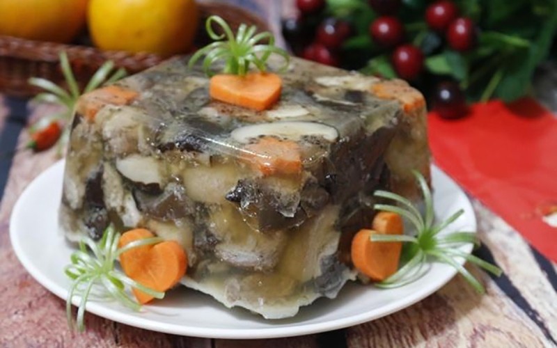 Thưởng thức đông chân giò cùng các món ăn kèm trong bữa cơm gia đình