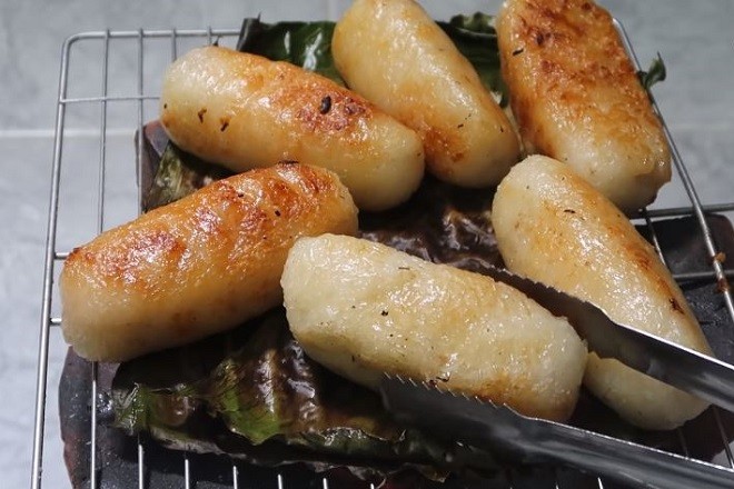 Món bánh chuối nếp nước cốt dừa nướng bằng bếp than là thơm ngon nhất