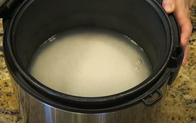Bước ngâm gạo nếp trong nước muối để xôi dẻo và ngon hơn