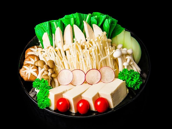Rau sống và đậu phụ ăn kèm lẩu dê chao thanh mát