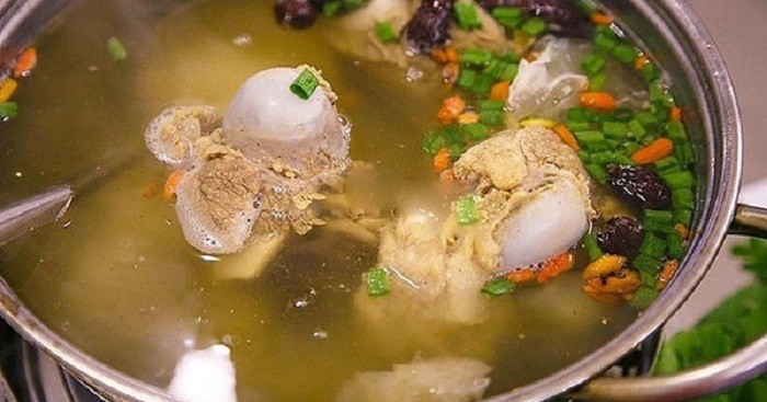 Nồi nước lẩu dê chao đang ninh xương thơm lừng
