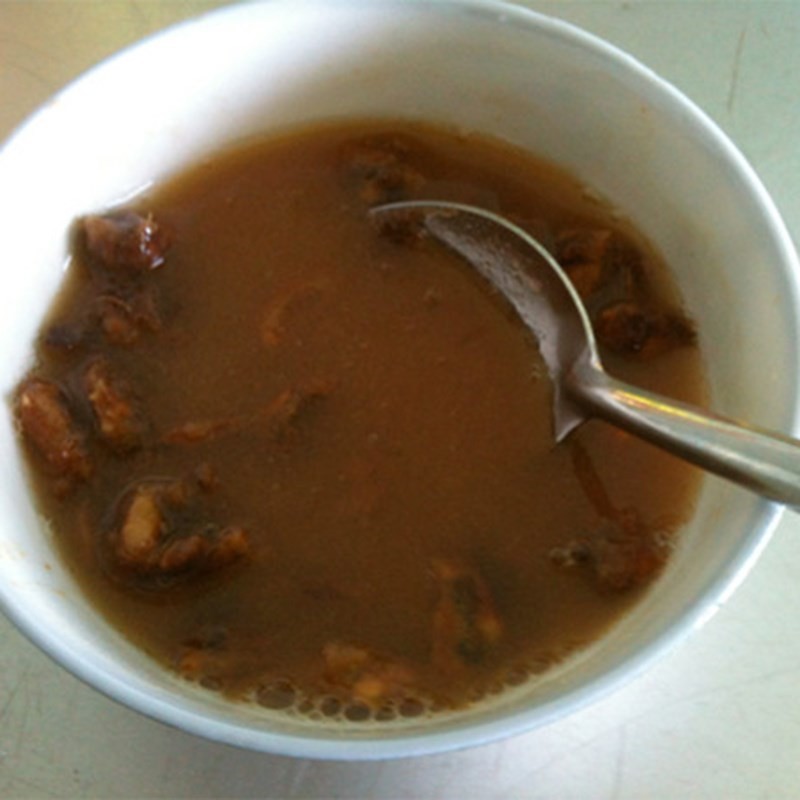 Dằm me lấy nước cốt để nấu canh chua khô cá lóc