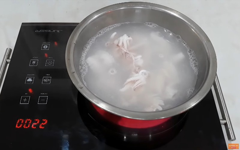 Mực ống đã sơ chế sạch sẽ, sẵn sàng để luộc giòn cho món mực xào dưa leo