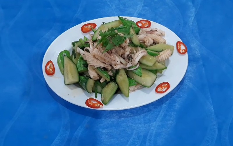 Đĩa mực xào dưa leo hoàn chỉnh, trang trí đẹp mắt, sẵn sàng thưởng thức cùng cơm nóng
