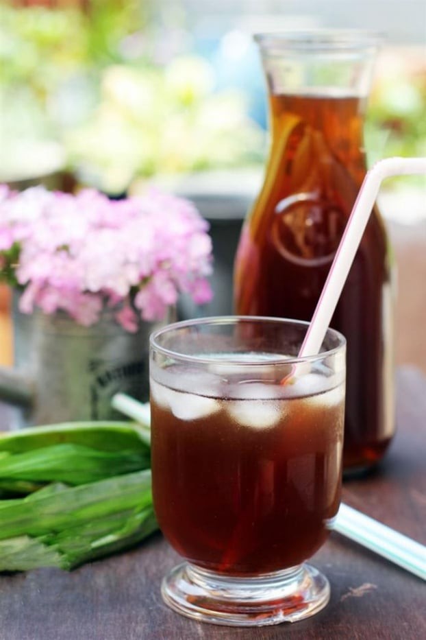 Ly sâm bí đao lá dứa mát lạnh với đá, sẵn sàng để thưởng thức