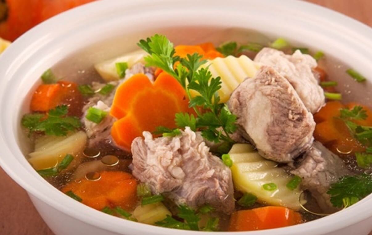 Bát canh sườn khoai tây cà rốt thơm ngon, nóng hổi vừa nấu xong