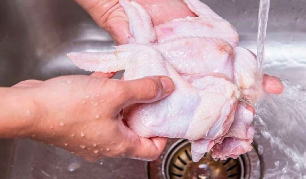 Sử dụng chanh và muối để làm sạch gà, một bước quan trọng trong cách nấu gà nhanh mềm và loại bỏ mùi hôi