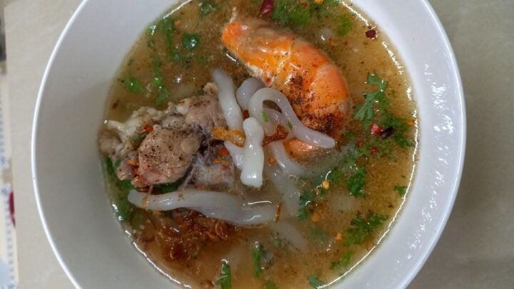 cach nau banh canh bot loc xuong heo ngon ngot hap dan tai avt 1200x676 1