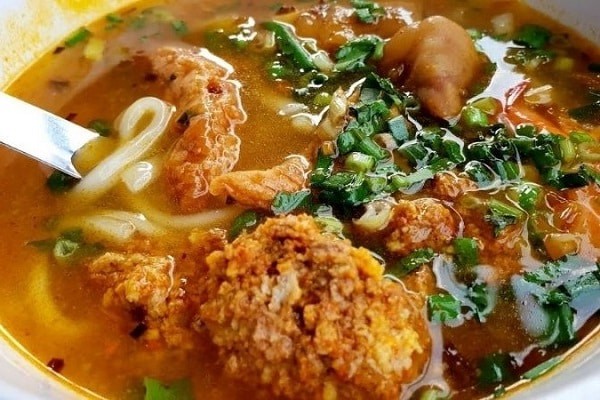 Bánh canh cua đồng với riêu cua nổi bật, sườn hầm mềm và tôm khô tạo hương vị đặc trưng, chuẩn vị đồng quê.