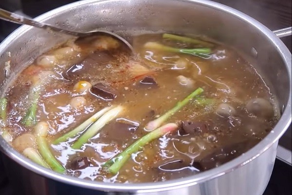 Nồi bánh canh cua đầy đủ topping như tôm, cua, trứng cút, huyết, nấm rơm, hấp dẫn chuẩn vị.