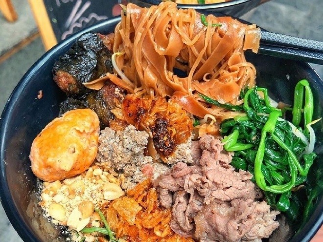 Bánh đa cua rau muống khô trộn với nước sốt chua ngọt hấp dẫn