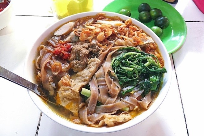 Tô bánh đa cua rau muống nóng hổi, màu sắc bắt mắt chuẩn vị Hải Phòng