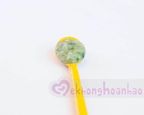Chén bột rau ngót dinh dưỡng sau khi nấu cho trẻ ăn dặm