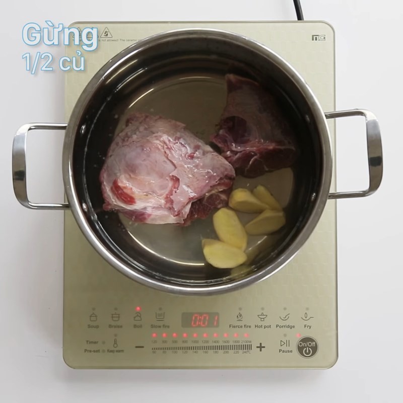 Nạm bò thái lát mỏng sau khi được luộc chín mềm, một phần không thể thiếu trong cách nấu bún bò Đà Lạt.