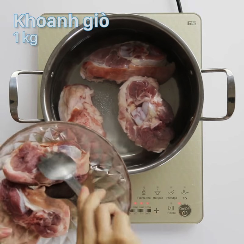 Chân giò heo đã được sơ chế sạch sẽ, sẵn sàng cho công đoạn ninh nước dùng trong cách nấu bún bò Đà Lạt.