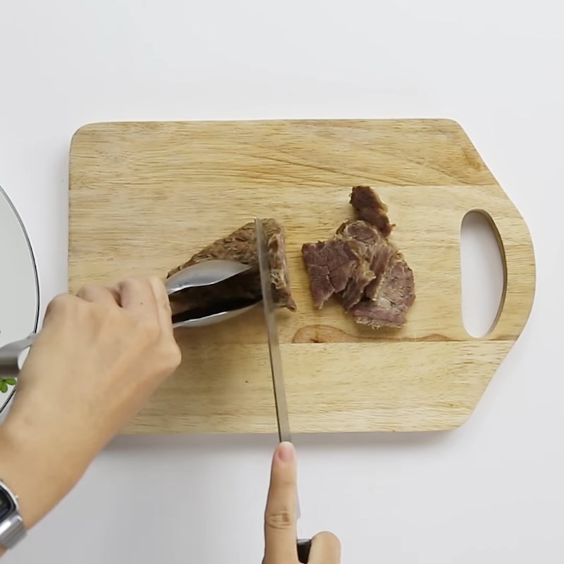 Các loại chả và huyết bò được chuẩn bị sẵn sàng, thêm vào tô bún bò, làm phong phú hương vị của món bún bò xứ hoa.