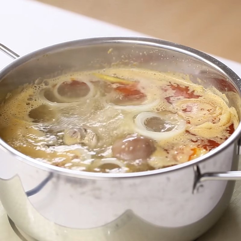 Một tô bún bò Đà Lạt đầy ắp các loại thịt, chả, huyết và rau thơm, sẵn sàng để thưởng thức theo phong vị xứ lạnh.