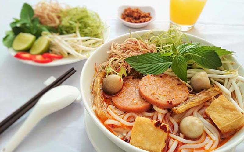 Tô bún bò Huế chay thanh đạm với nấm và đậu hũ